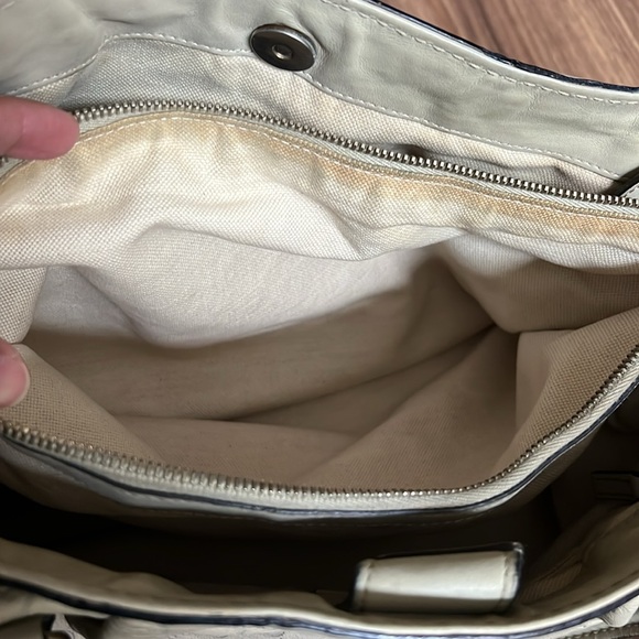 A 235 - 💯% authentic Gucci shoulder bag - Picture 12 of 16